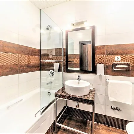 מלון Rixwell Centra 4*